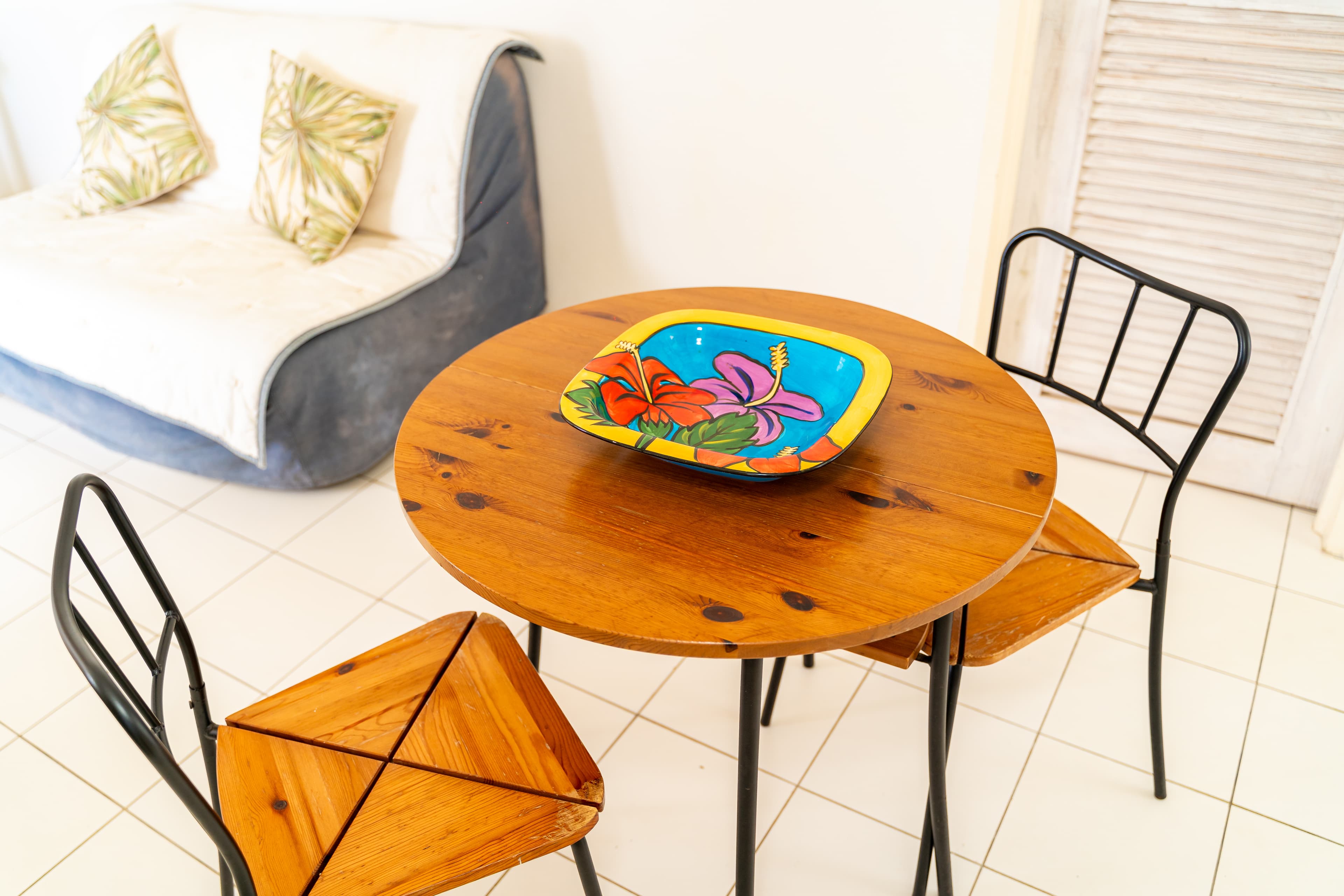 Dining table at Bay View Lodges